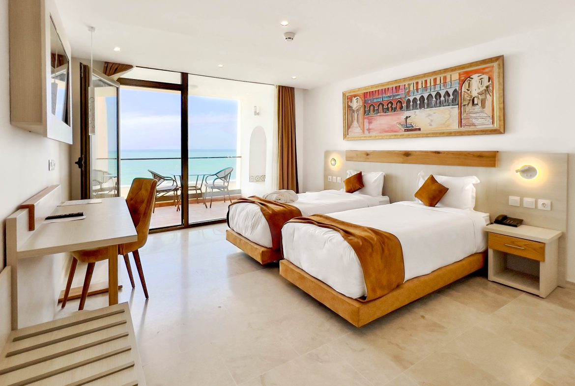 chambre avec deux lits séparés et balcon vue sur mer